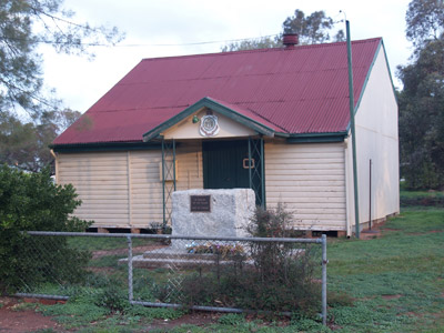 Oaklands RSL War Memorial and Guns photo 1